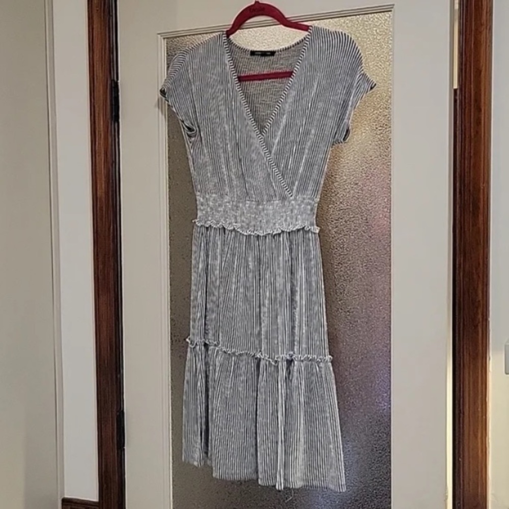 CAUTION TO THE WIND Fun, Flirty, & Cute Stretchy Ruffled Lightweight Romper SZ S